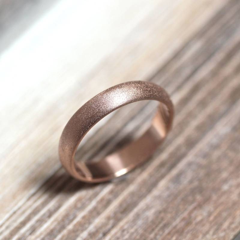 Gebürsteter 10K Rose Gold Ehering Unisex Ring Aus Recyceltem Metall von TheSlyFox