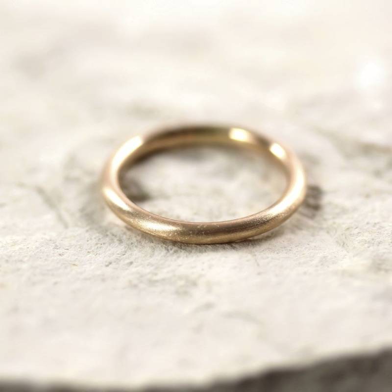 Gebürsteter 14K Gelbgold-Verlobungsring 2 Mm Recycled Gold-stacking-Ring von TheSlyFox