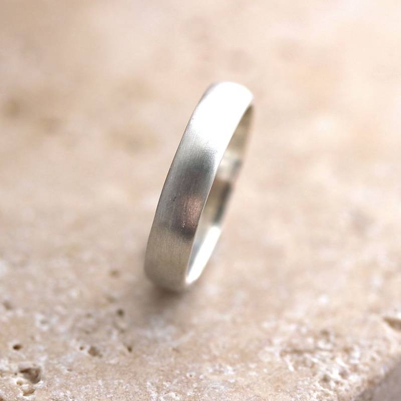 Gebürsteter Argentium Sterling Silber Ehering - Unisex Low Dome Ring von TheSlyFox