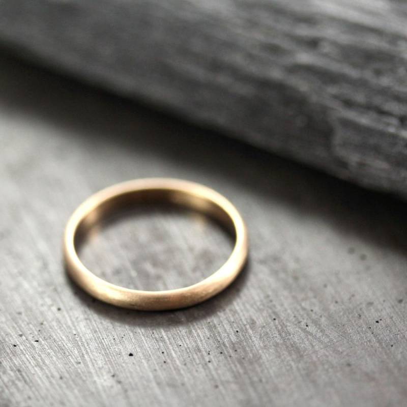 Gebürsteter Ehering Aus 14K Gelbgold 2, 5 Mm Ring Recyceltem Gold von TheSlyFox