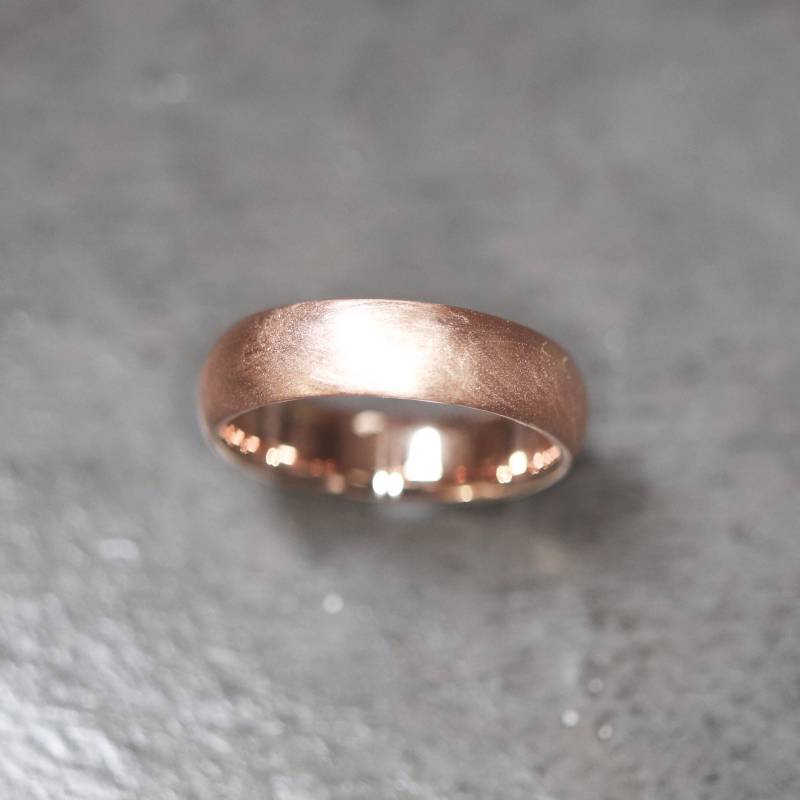 Gebürsteter Rosegold-Ehering 10K Recyclinggold Comfort Fit Ring von TheSlyFox