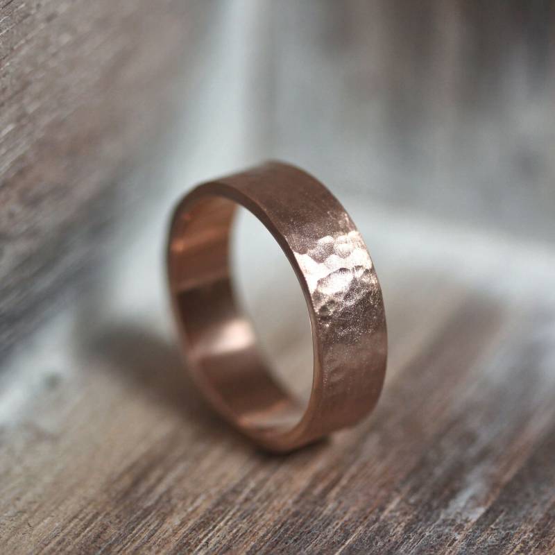 Gehämmerter 14K Recycled Rose Gold Ehering - Rustikaler Herrenring von TheSlyFox
