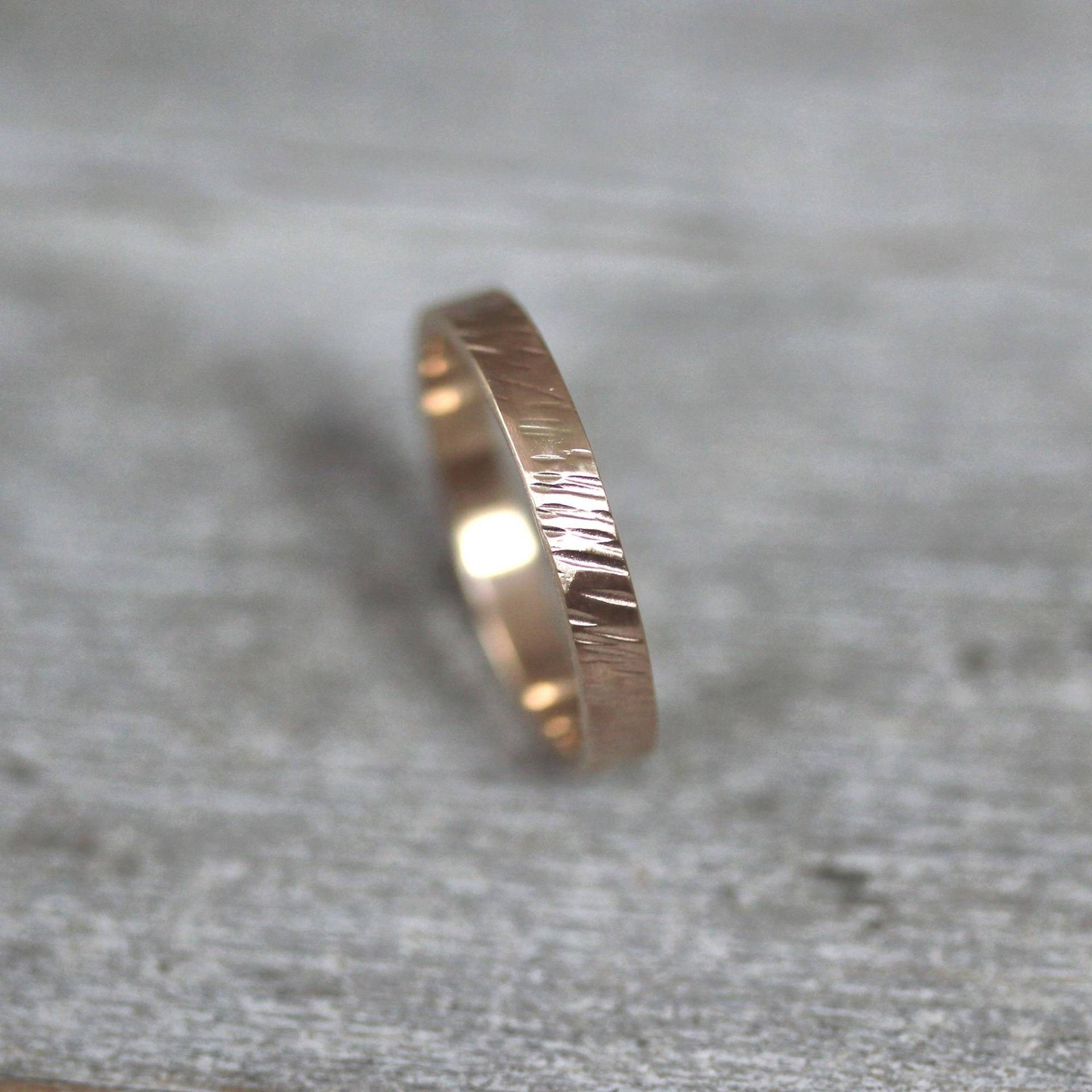 Gehämmertes Gold Ehering, Unisex Damen Herren 3mm Flach Ethisch Recycelt 10K Ehering Rinde Strukturiert Rustikaler Schlichter Ring von TheSlyFox