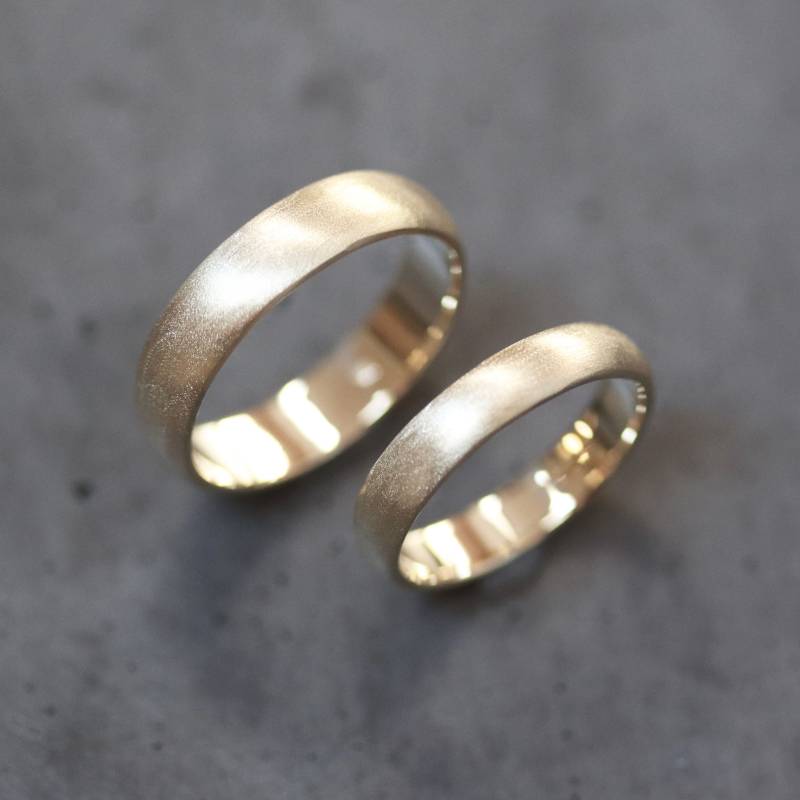 Gebürstetes Gelbgold-Trauringset Niedrige Kuppel Aus Recyceltem 10-Karätigem Gold von TheSlyFox