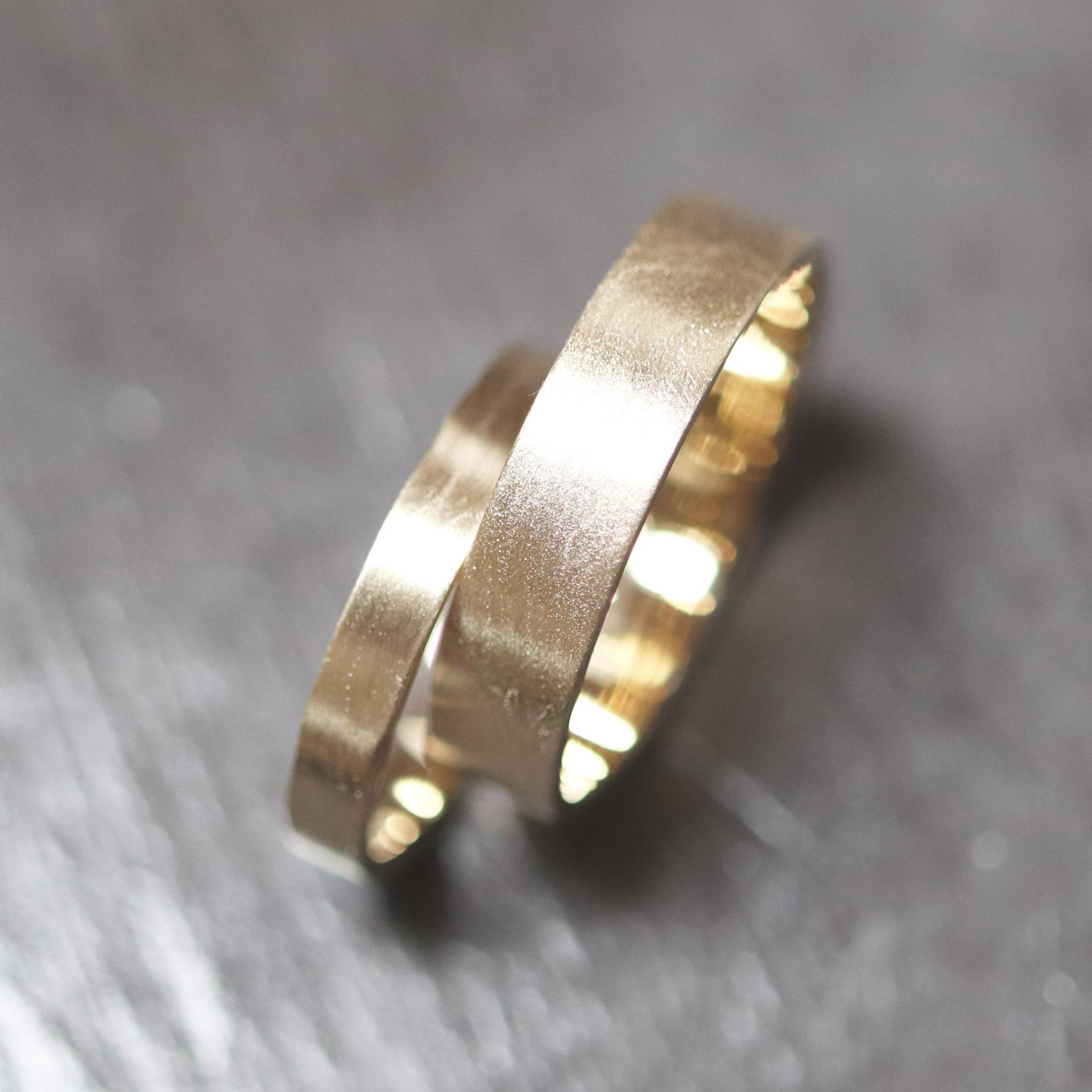 Gold Ehering Set, His & Hers 5mm Und 3mm Flach Gebürstet 10K Recycelt Gelbgold Eheringe Set Goldringe - Made in Your Sizes von TheSlyFox