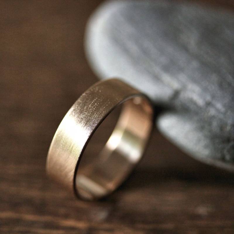 Gebürsteter 14K Recyceltes Gelbgold Herren Ehering - 6 Mm Flachring von TheSlyFox