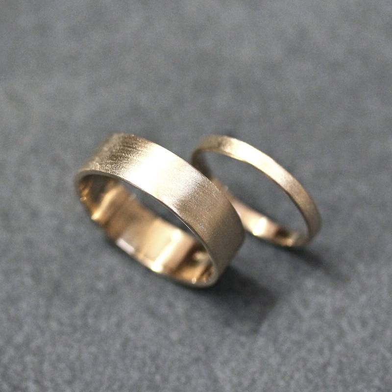 Gebürstetes 14K Recyceltes Gelbgold Trauring-Set Seine & Ihre Flachen Ringe von TheSlyFox