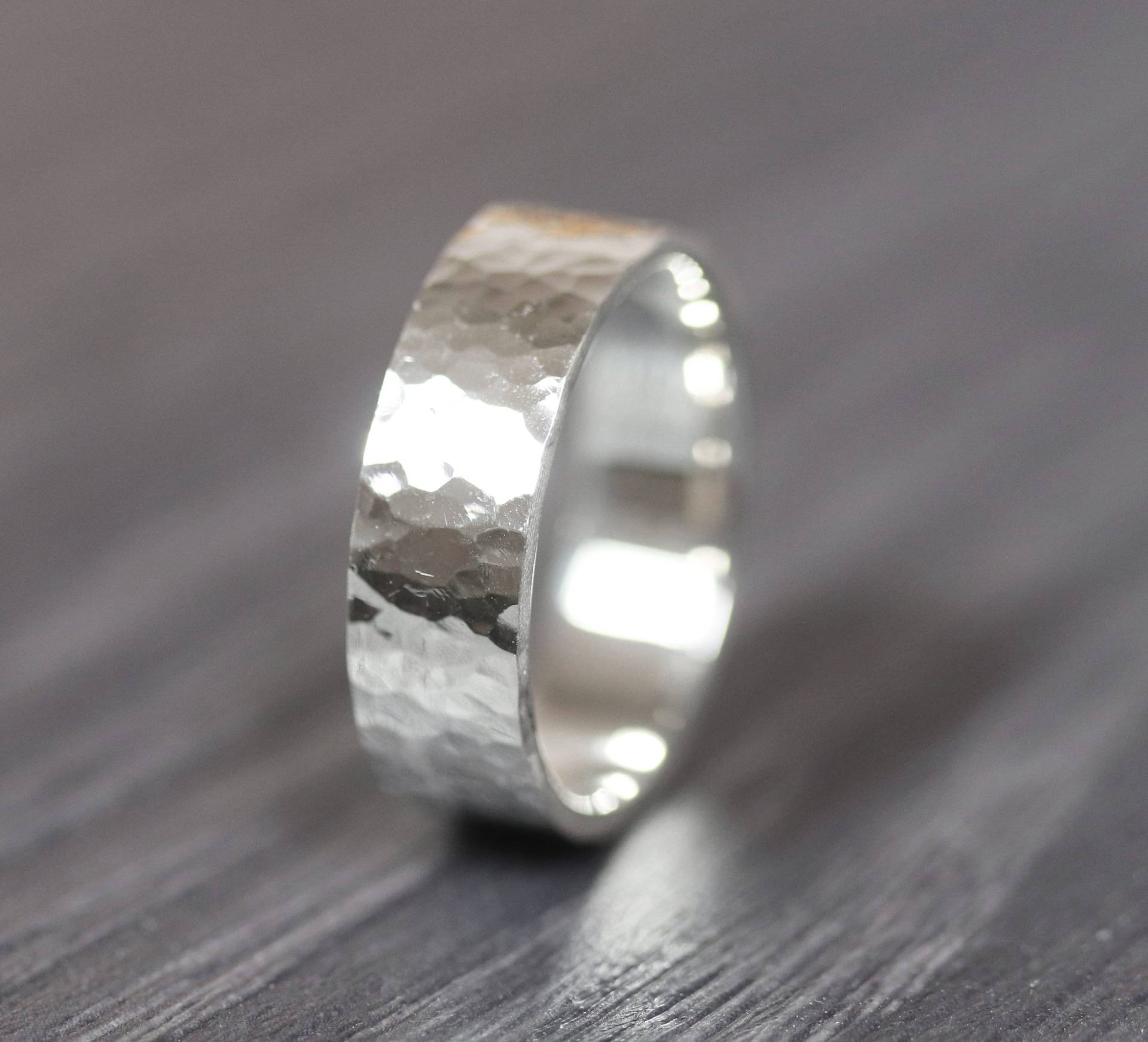 Herren Ehering Gehämmert, Rustikal Einfach Poliert 7mm Recycling Sterling Silber Robuster von TheSlyFox