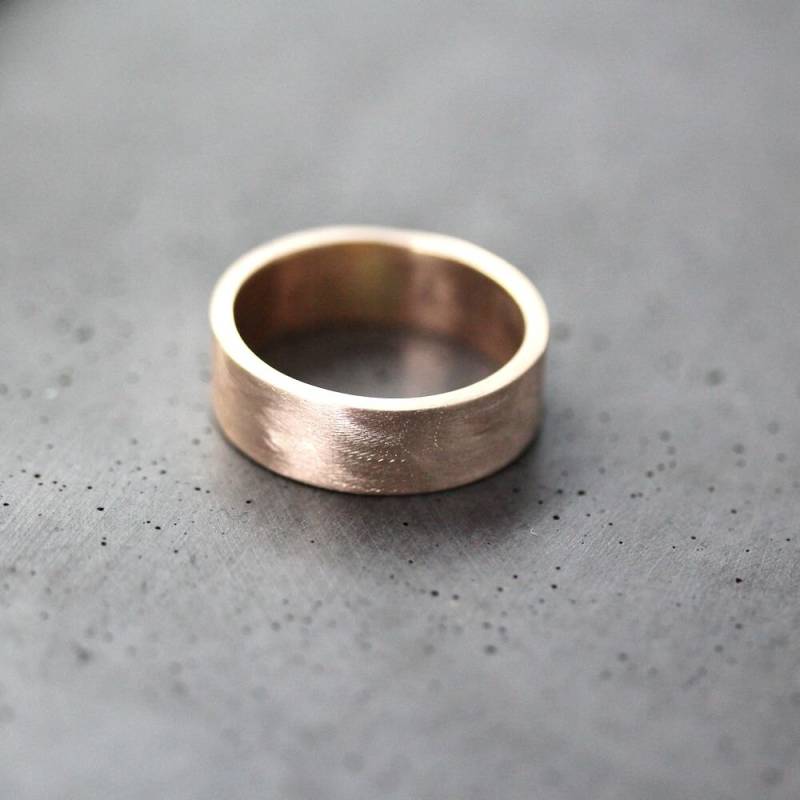 Gebürsteter 10K Recycling-Gelbgold-Herrenring - 7 Mm Flachring von TheSlyFox
