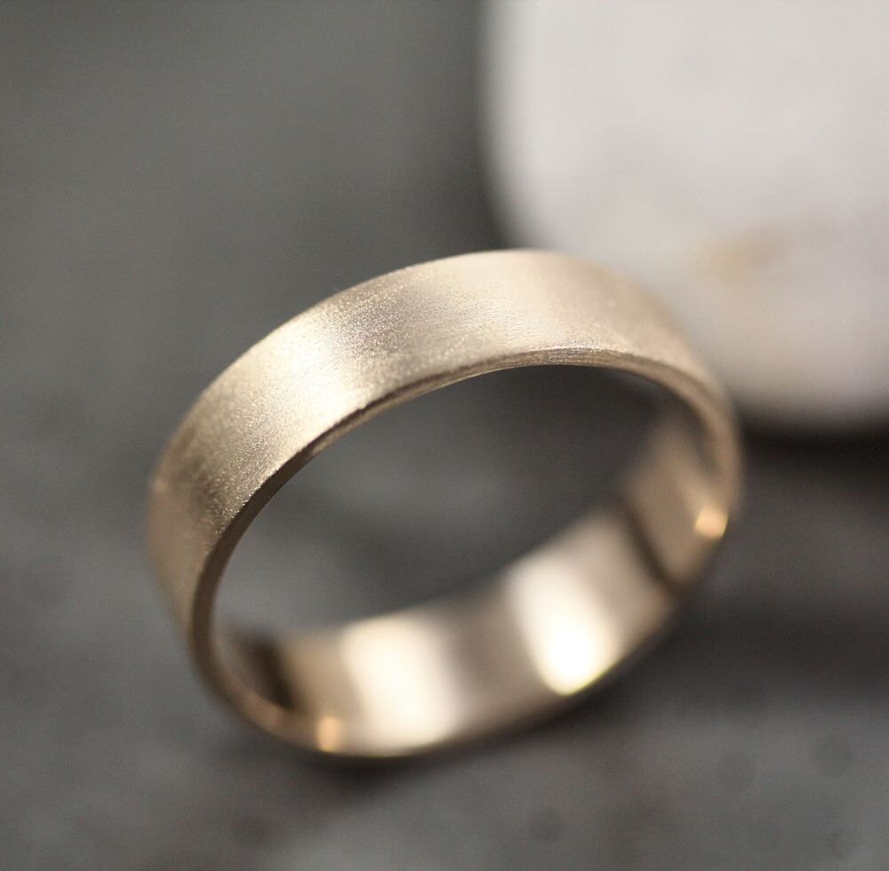 Herren Gold Ehering, Recycelt Unisex 5 Mm Breite Gebürstete Flach 14K Gelb Ehering Ring - in Ihrer Größe Aus von TheSlyFox