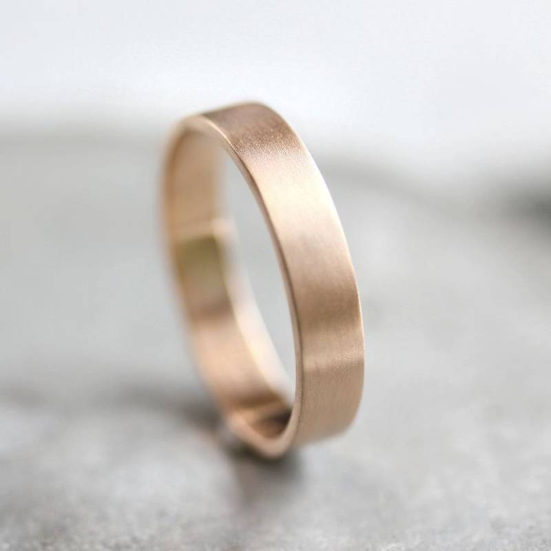 Herren Ehering Aus Recyceltem Gelbgold 4 Mm Flacher, Gebürsteter Ring von TheSlyFox