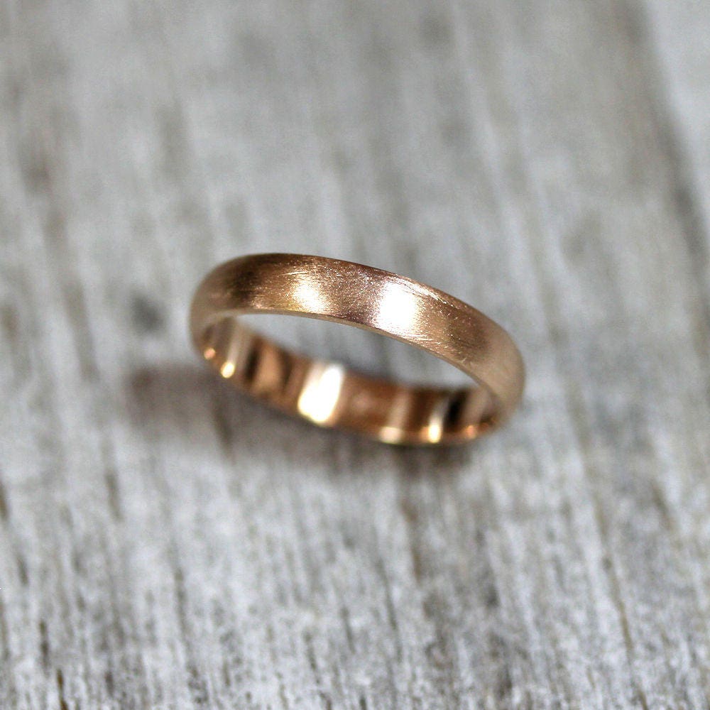 Herren Hochzeitsband, Matt Gebürstet Gold Oder Frauen Unisex 4mm Low Dome Recycling Metall 14K Gelbgold Ring - Made in Your Size von TheSlyFox