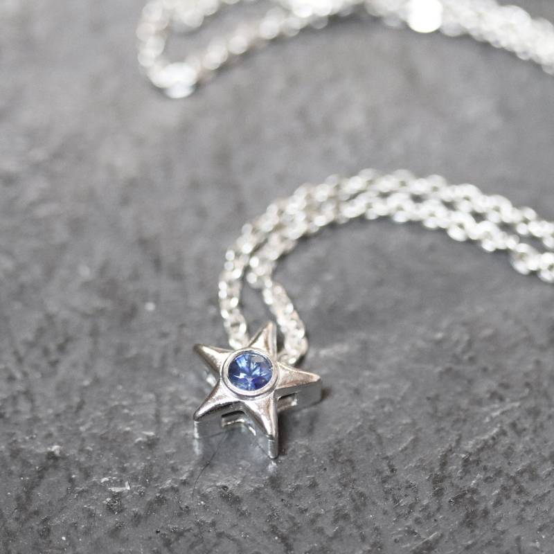 Kleiner Stern Blauer Saphir Edelstein Anhänger Halskette, Petite September Birthstone Schmuck Recycling Sterling Silber von TheSlyFox