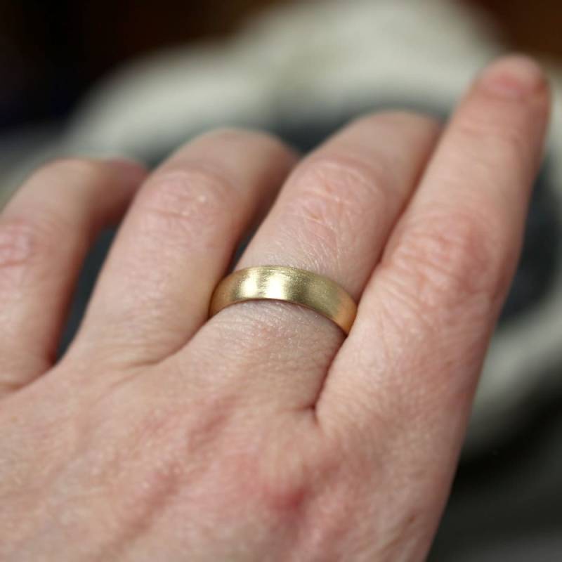 Matt Gebürsteter 10K Gelbgold Herren Ehering Comfort Fit Ring von TheSlyFox