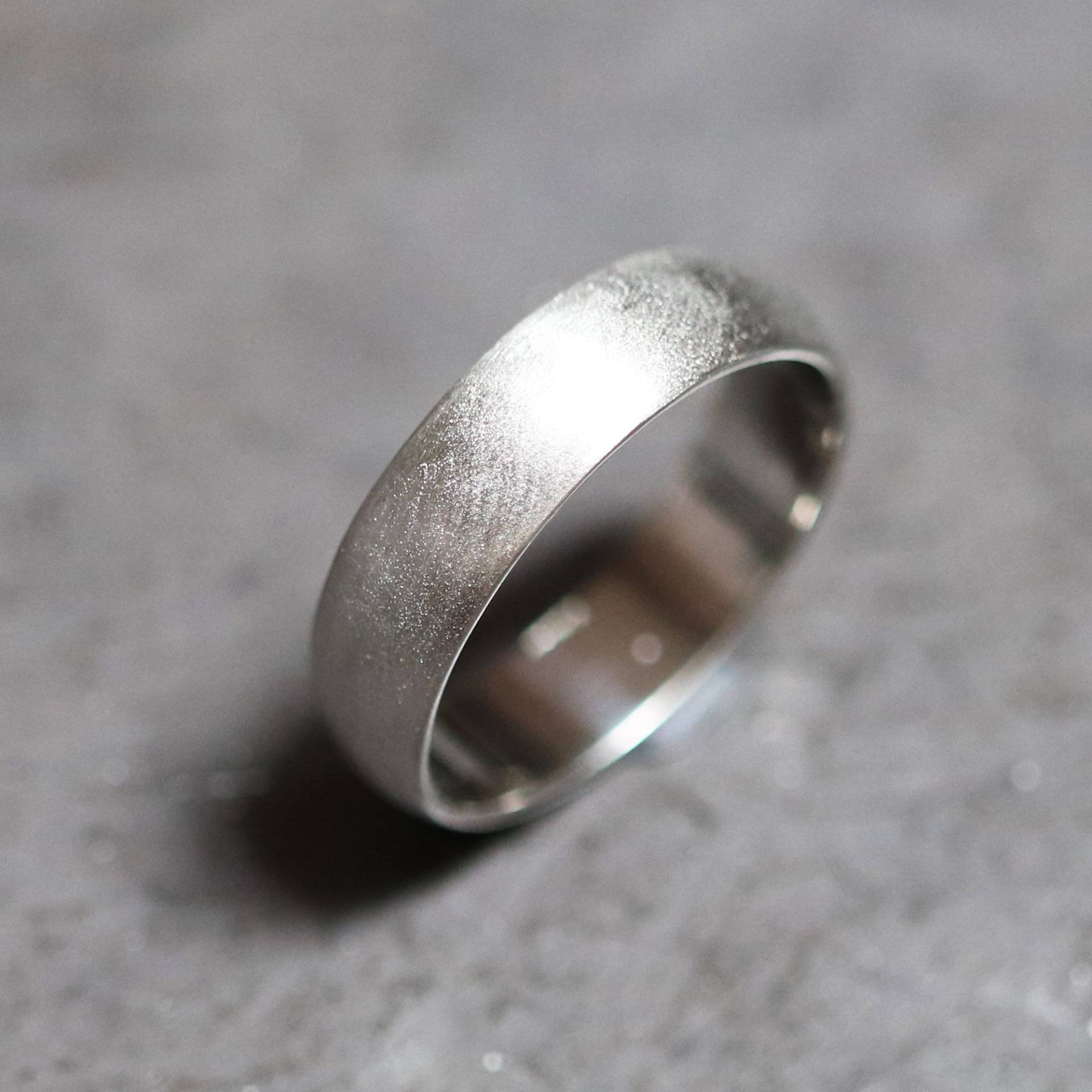 Palladium Herren Ehering, Gebürsteter 6mm Low Dome Recycled 950 Ring - Made in Your Size von TheSlyFox