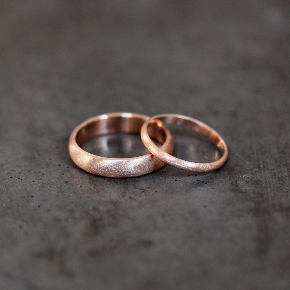 Rose Gold-Eco-Hochzeits-Set, Gebürstet, Männer Und Frauen Ist Seine Ihn 4mm 2mm Tief Glaskuppel Recycling 14 K Gold Ehering Paar Bands von TheSlyFox