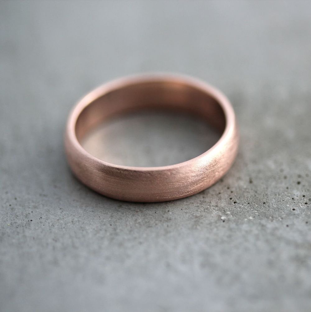 Rose Gold Herren Ehering, Gebürstet Matt 5mm Low Dome Recycelt 14K Goldring - Made in Your Size von TheSlyFox