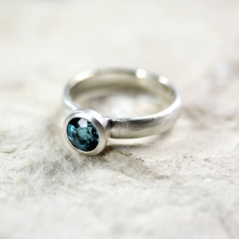 Runder London Blue Topaz Ring, Dezember Geburtsstein Ring Gebürstet in Sterling Silber von TheSlyFox