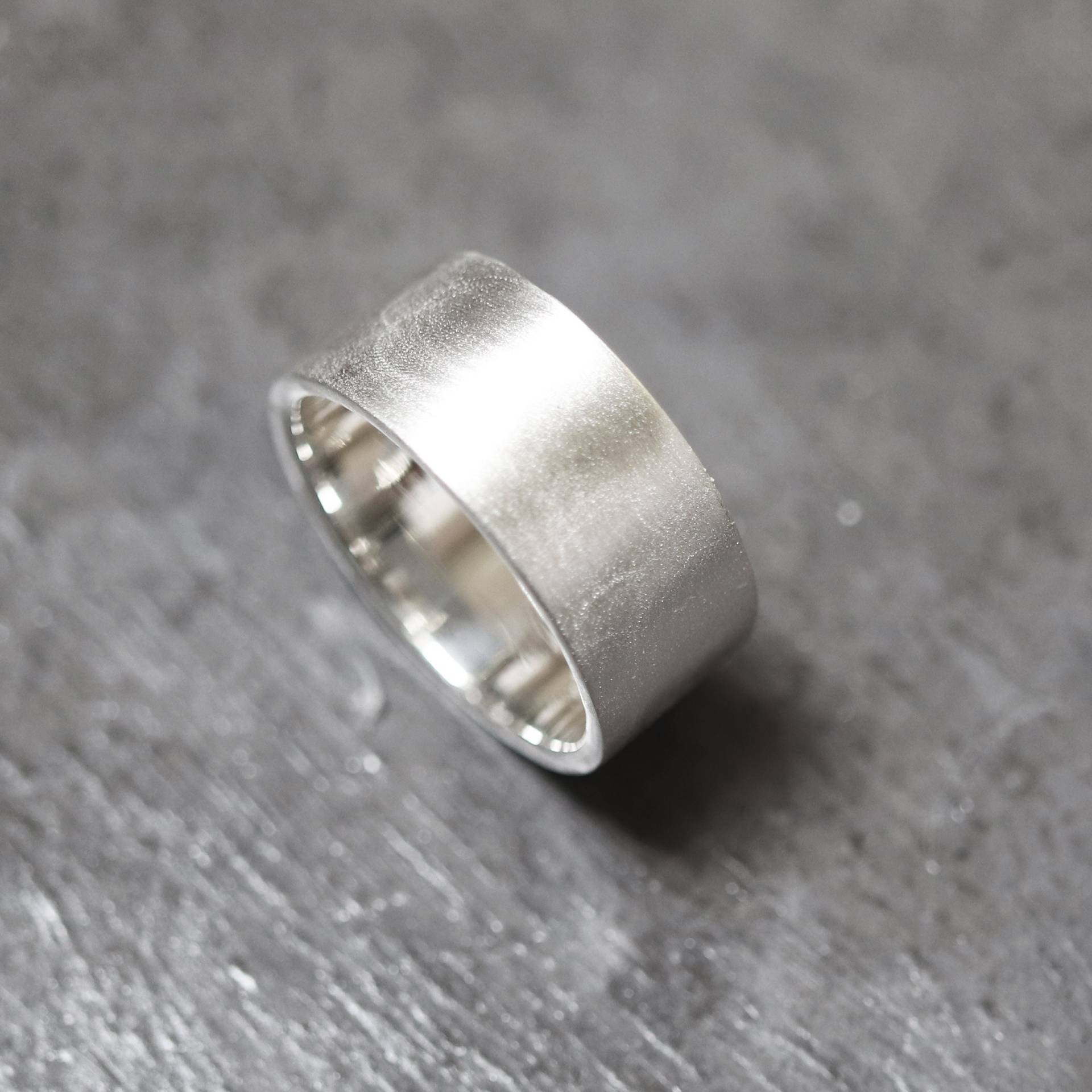 Unisex Silber Ehering, 10mm Extra Breit, Schlichtes Flachband Recycelt Matt Strukturiert Sterling Ring - Made in Your Size von TheSlyFox