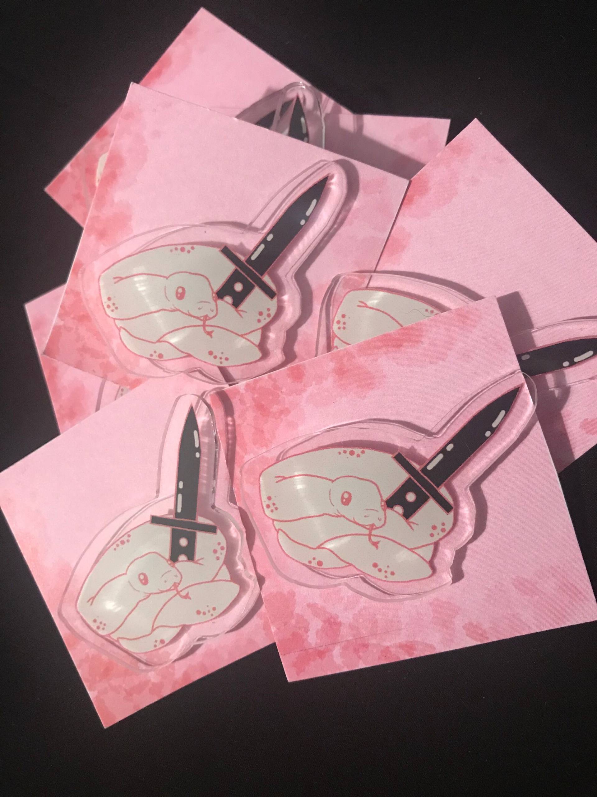 Ball Messer Python Acryl Pin von TheSnakeBitchArt