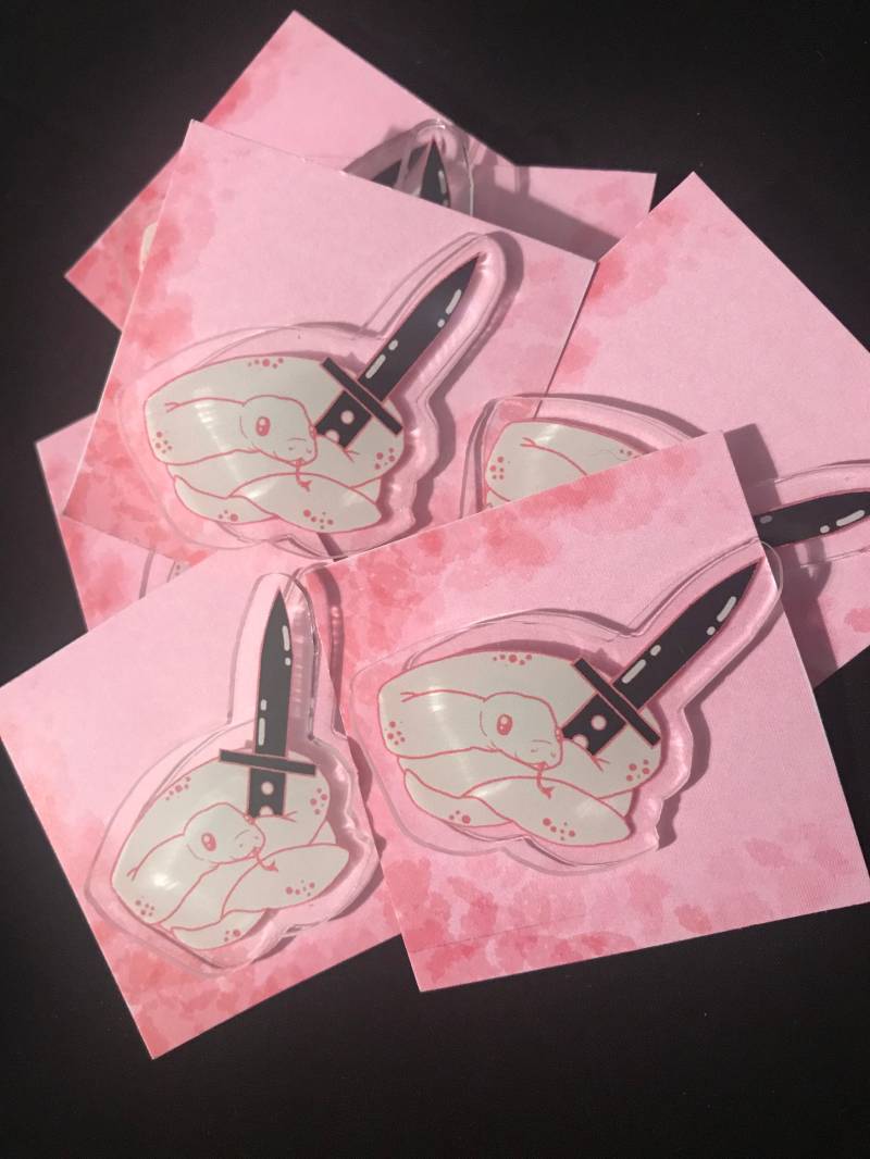 Ball Messer Python Acryl Pin von TheSnakeBitchArt