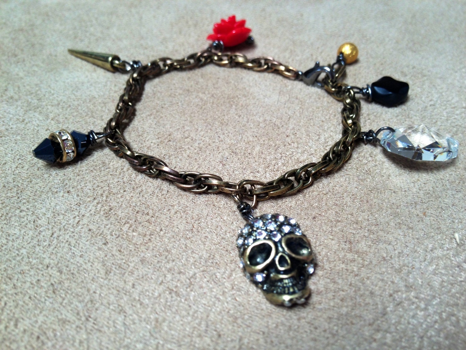 Totenkopf Rose Kristall Bettelarmband Totenkopf Rose Kristall Bettelarmband von TheSocalette