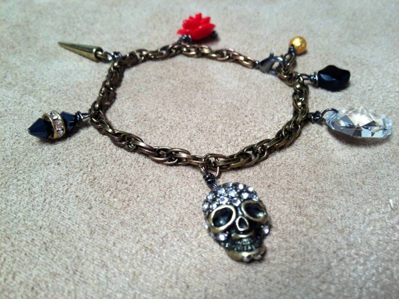 Totenkopf Rose Kristall Bettelarmband Totenkopf Rose Kristall Bettelarmband von TheSocalette