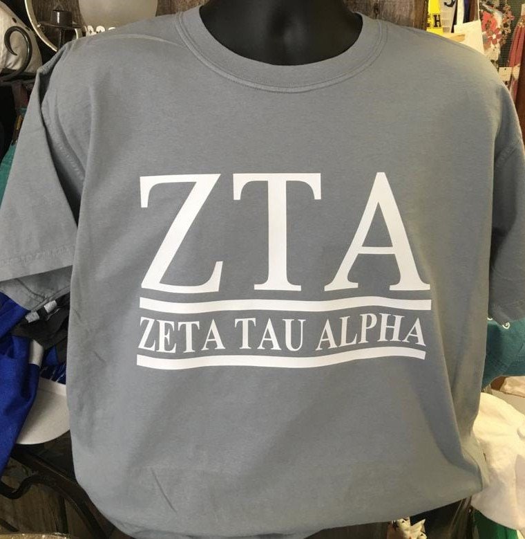 Benutzerdefinierte Zeta Tau Alpha Sorority Shirt - Mehrere Komfort Farbstile Verfügbar 2 Balken Design Benutzerdefinierte Zeta Tau Alpha Sorority Shirt - Mehrere Komfort Farbstile Verfügbar 2 Balken Design von TheSororityPlace