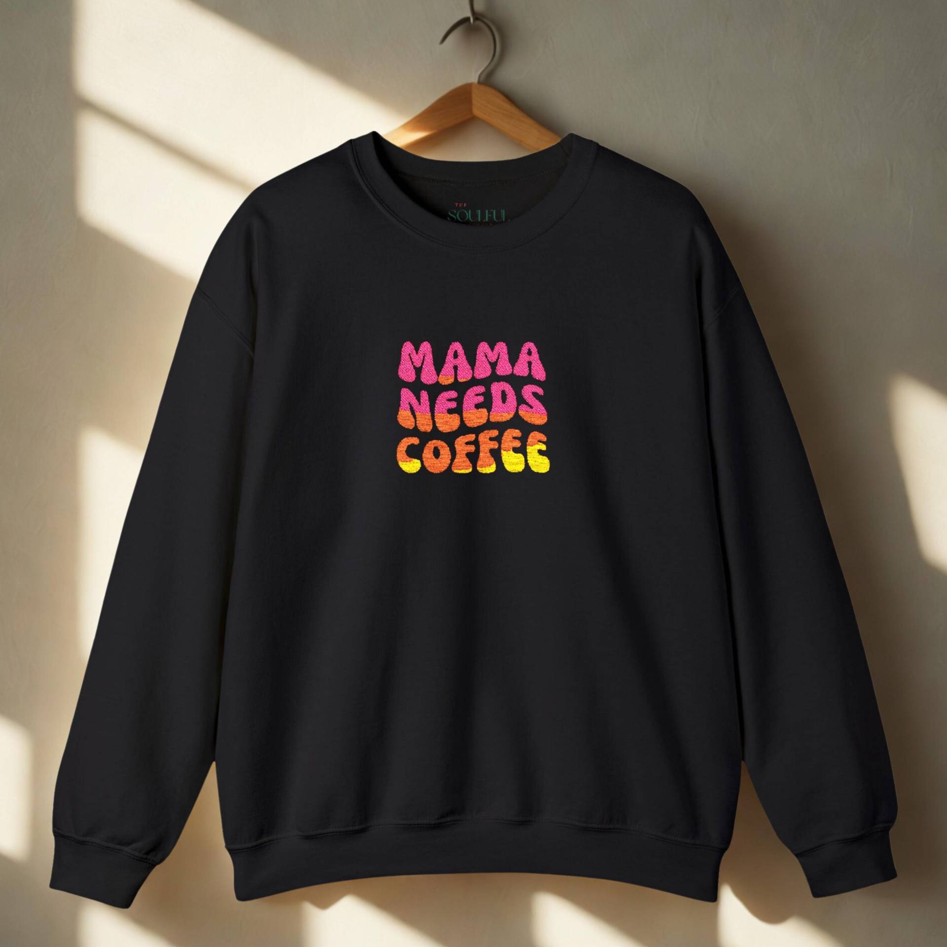 Gesticktes Mama Sweatshirt Lustiger Kaffee-Liebhaber-Mama-Lebenspullover Gesticktes Mama Sweatshirt Lustiger Kaffee-Liebhaber-Mama-Lebenspullover von TheSoulfulNetwork