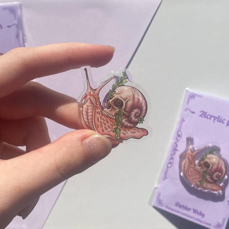 Mini Schädel Pink Schnecke Pin - Glitzernde Glitter Epoxy Acryl Süßes Gothic, Wunderliches Design, Entzückendes Accessoire Für Sammler von TheSpiderWebzArt