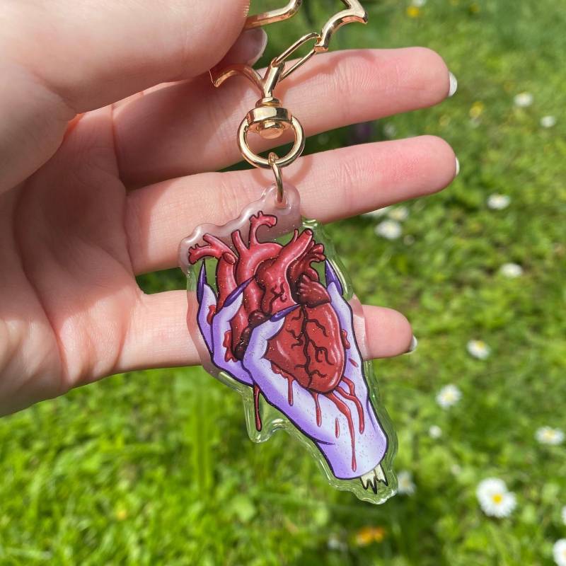 Schlüsselanhänger Zombie Hand Mit Blutigem Herz - Acryl Glitter Epoxy von TheSpiderWebzArt
