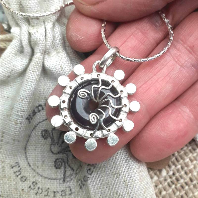 Schwarzer Onyx Boho Anhänger, Handgefertigt Aus 925 Silber, Draht Gewickelter Edelstein, Schwarzes Verstellbares Leder | Silberkette Im von TheSpiralRock