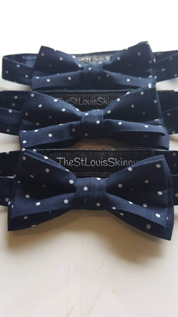 Dunkelblaue Polka Dot Bowties. Erhältlich in Herren-Selbst-Krawatte Und Kinder-/Säuglingsfliege von TheStLouisSkinny