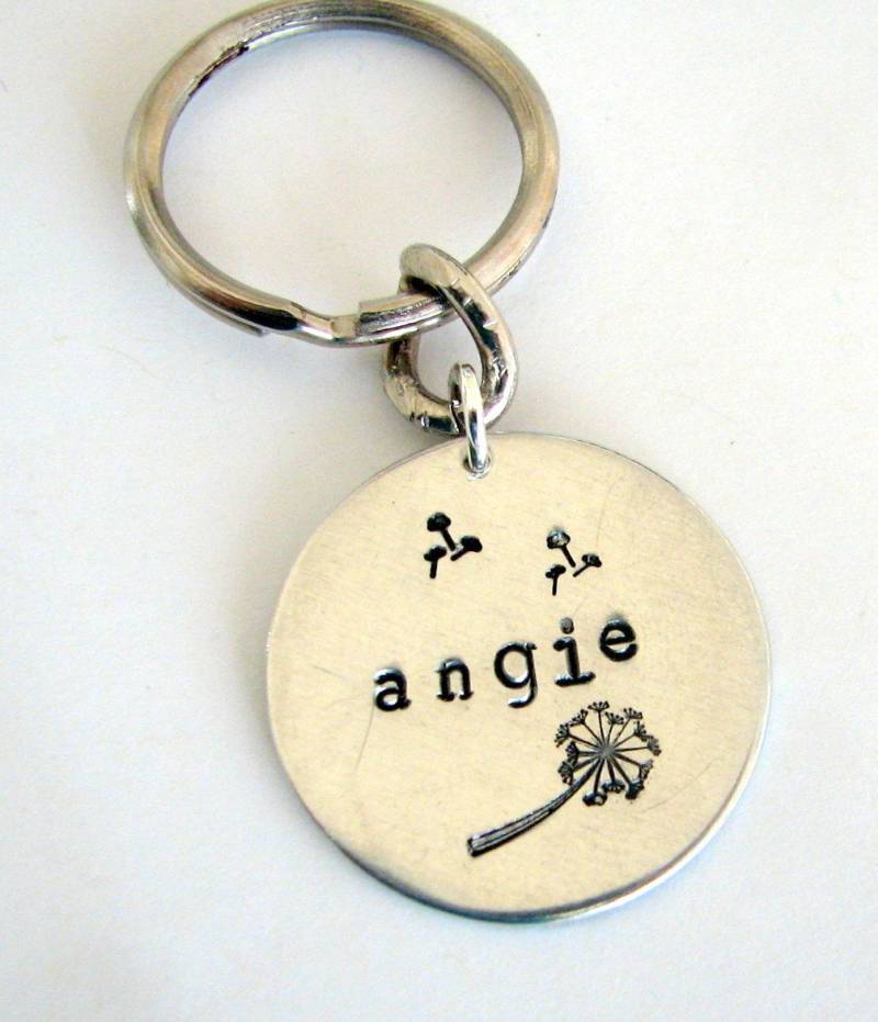 Personalisierter, Handgestempelter Scheibenförmiger Schlüsselanhänger Aus Aluminium Personalisierter, Handgestempelter Scheibenförmiger Schlüsselanhänger Aus Aluminium von TheStampingGrounds