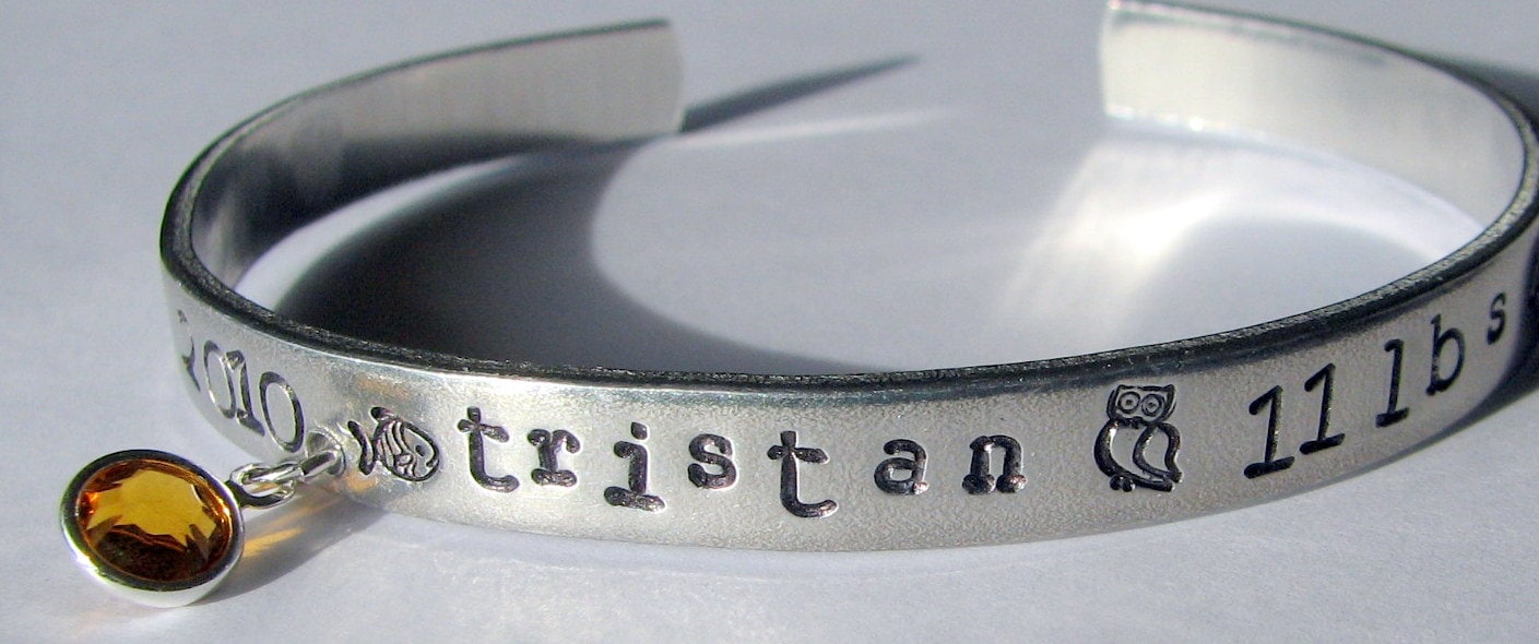 Personalisiertes, Handgestempeltes Aluminium Manschetten Armband Mit Geburtsstein Kristall Anhänger Personalisiertes, Handgestempeltes Aluminium Manschetten Armband Mit Geburtsstein Kristall Anhänger von TheStampingGrounds
