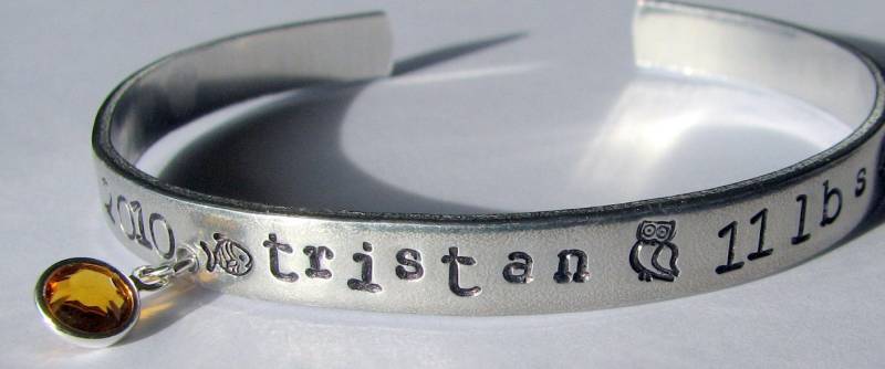 Personalisiertes, Handgestempeltes Aluminium Manschetten Armband Mit Geburtsstein Kristall Anhänger Personalisiertes, Handgestempeltes Aluminium Manschetten Armband Mit Geburtsstein Kristall Anhänger von TheStampingGrounds
