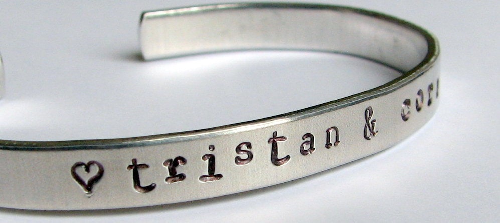 Personalisiertes, Handgestempeltes Aluminium Manschettenarmband Personalisiertes, Handgestempeltes Aluminium Manschettenarmband von TheStampingGrounds