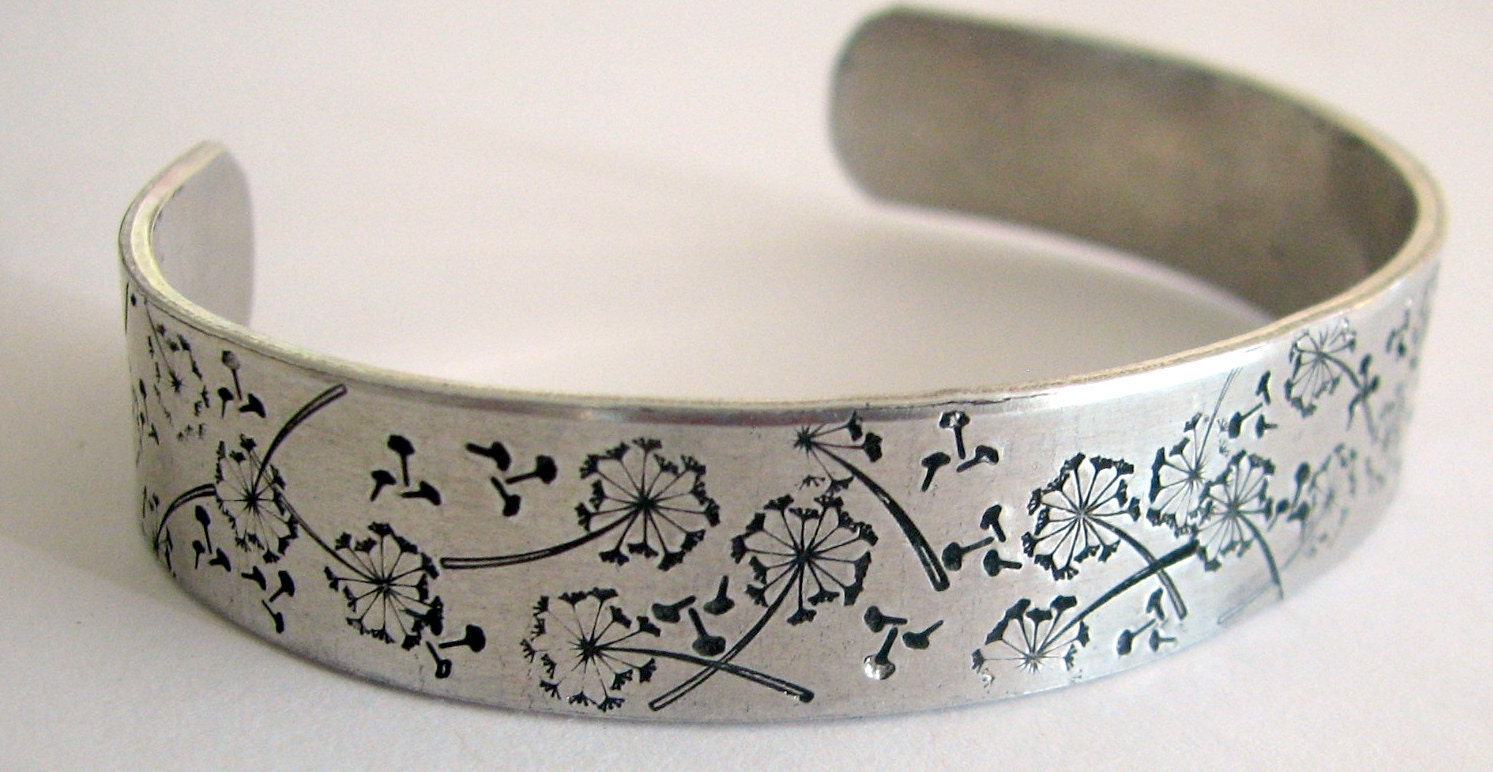 Pusteblumen Armband. Handgestempeltes Aluminium Manschettenarmband Pusteblumen Armband. Handgestempeltes Aluminium Manschettenarmband von TheStampingGrounds
