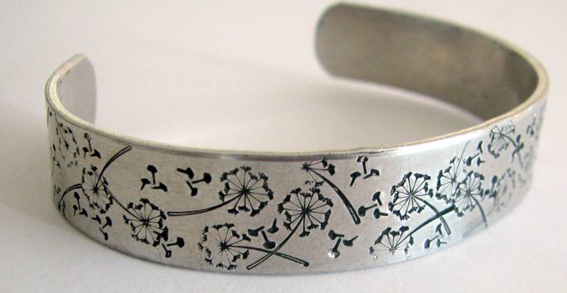 Pusteblumen Armband. Handgestempeltes Aluminium Manschettenarmband von TheStampingGrounds