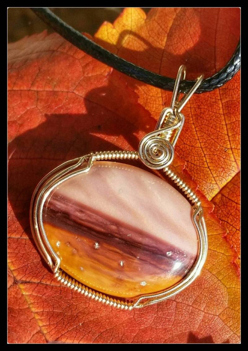 Verträumtes Oregon Bild Jaspis ~Sonnenuntergang~ Handdraht Umwickelt in 14/20 Gold Fill Wire Mit Einer 18" Schwarzen Kordel Verträumtes Oregon Bild Jaspis ~Sonnenuntergang~ Handdraht Umwickelt in 14/20 Gold Fill Wire Mit Einer 18" Schwarzen Kordel von TheStoneTraveller