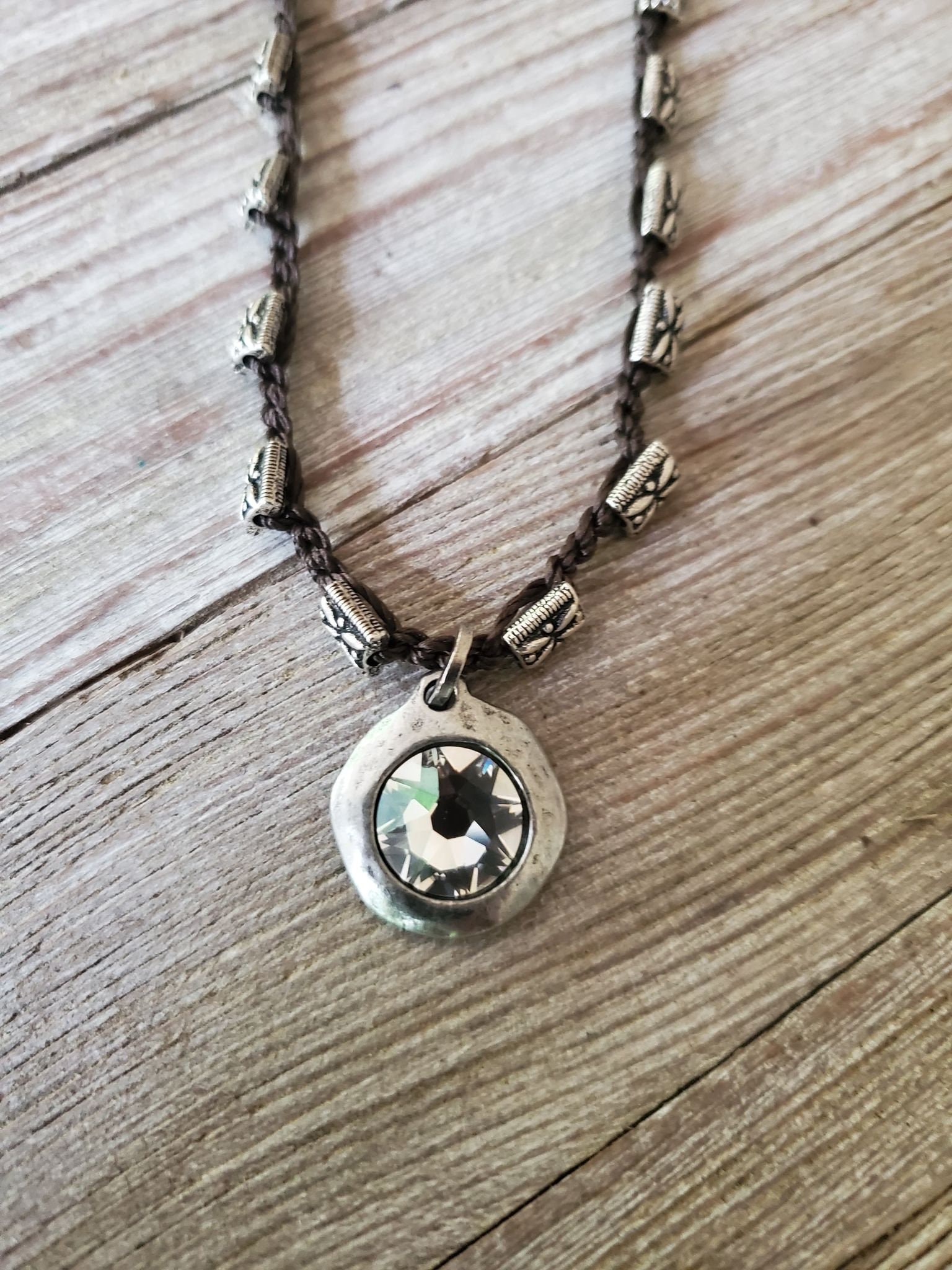 Häkeln Sie Boho Swarovski Kristall Anhänger Halskette Häkeln Sie Boho Swarovski Kristall Anhänger Halskette von TheStonedCow