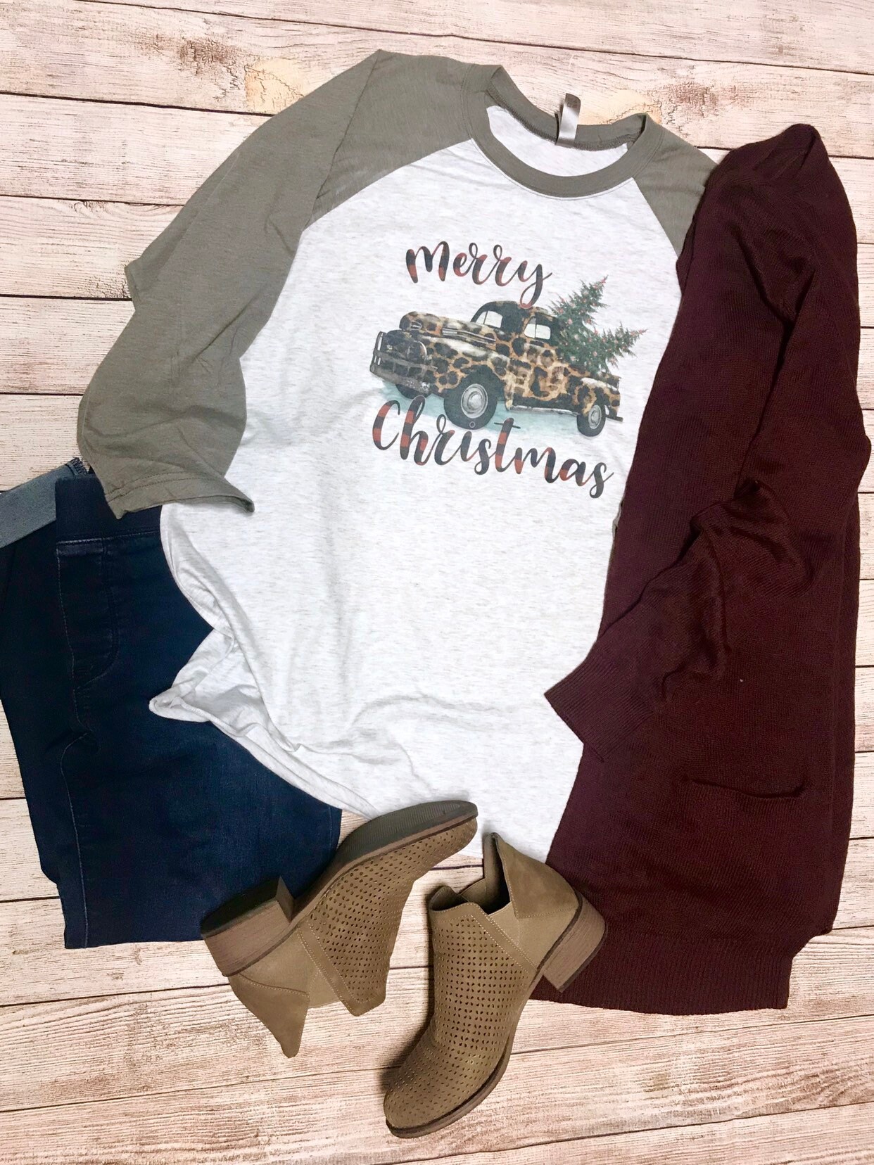 Frohe Weihnachten Lepiard Oldtimer Lkw Baum Raglan T-Shirt Mit Print Frohe Weihnachten Lepiard Oldtimer Lkw Baum Raglan T-Shirt Mit Print von TheStorehouseLLC