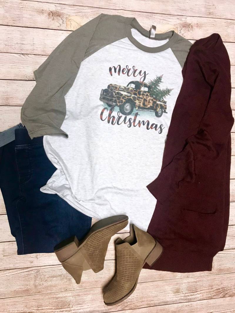 Frohe Weihnachten Lepiard Oldtimer Lkw Baum Raglan T-Shirt Mit Print von TheStorehouseLLC