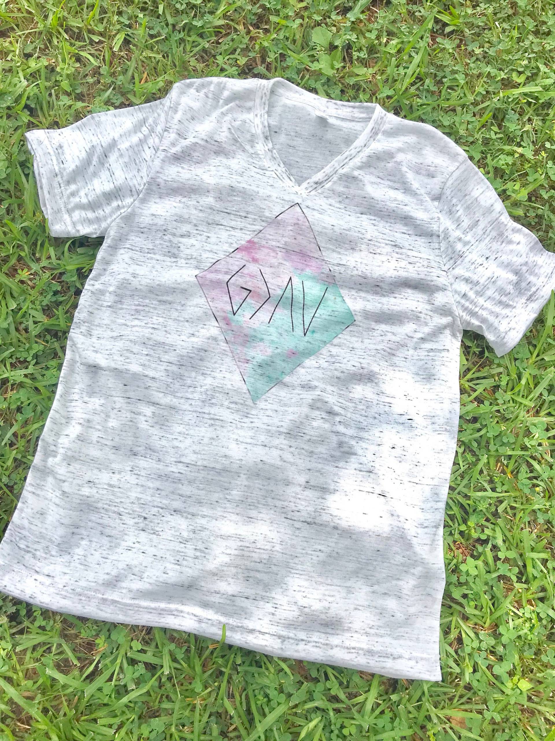 Gott Ist Größer, Dass Die Höhen Und Tiefen Wasser Blumen V-Neck T-Shirt Bella + Leinwand Farbe Gott Ist Größer, Dass Die Höhen Und Tiefen Wasser Blumen V-Neck T-Shirt Bella + Leinwand Farbe von TheStorehouseLLC