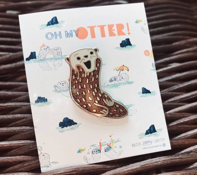 Otter Emaille Pin/Glitter Harte Seeotter Zubehör Kinder Niedlich Kuscheln Glücklich Otter Emaille Pin/Glitter Harte Seeotter Zubehör Kinder Niedlich Kuscheln Glücklich von TheStorySmithShop