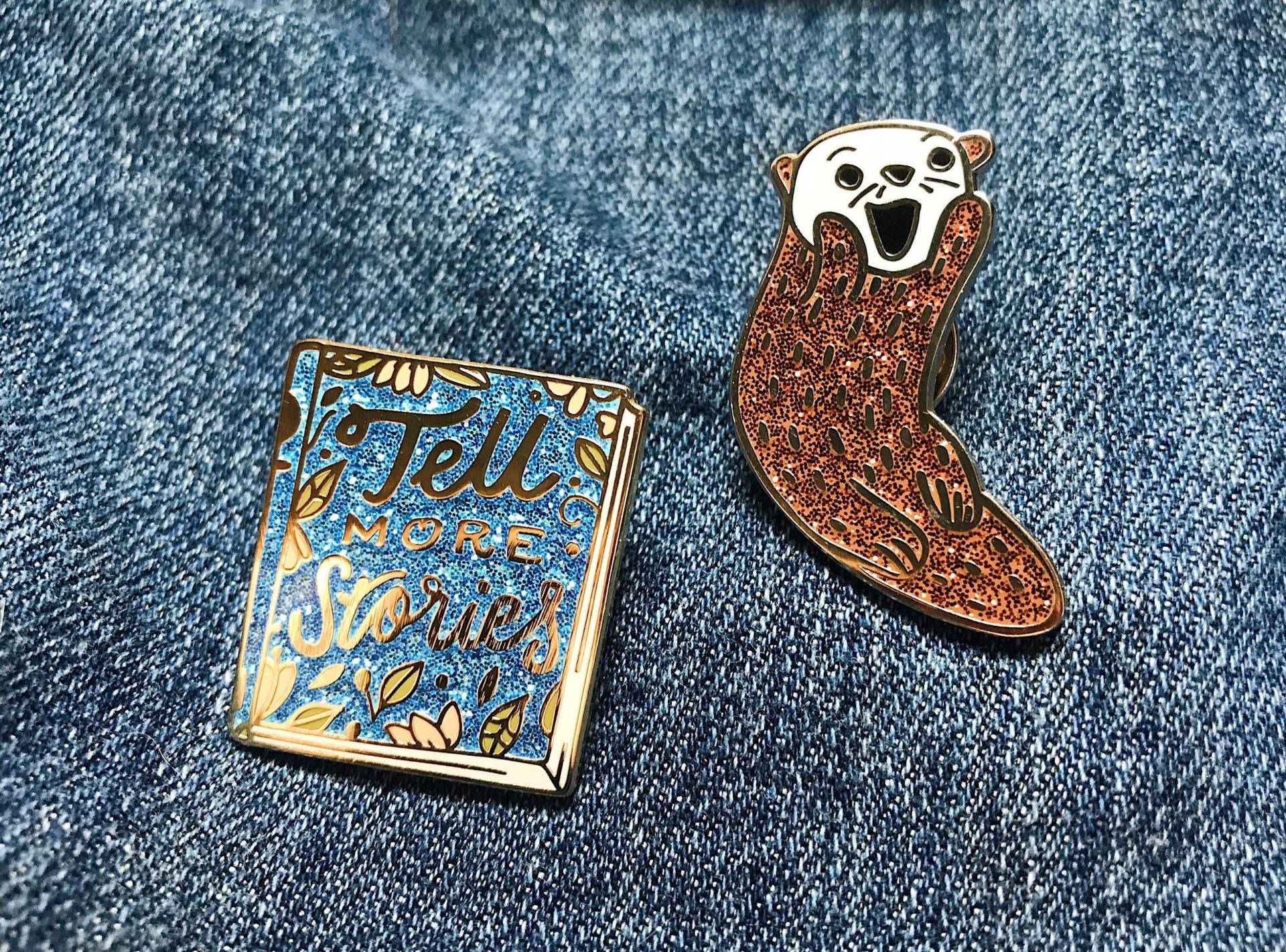 Set - Erzählen Sie Mehr Geschichten Und Otter Glitter Emaille Pins/Hard Buch-Liebhaber-Geschenk Zubehör See Otter Märchen Set - Erzählen Sie Mehr Geschichten Und Otter Glitter Emaille Pins/Hard Buch-Liebhaber-Geschenk Zubehör See Otter Märchen von TheStorySmithShop