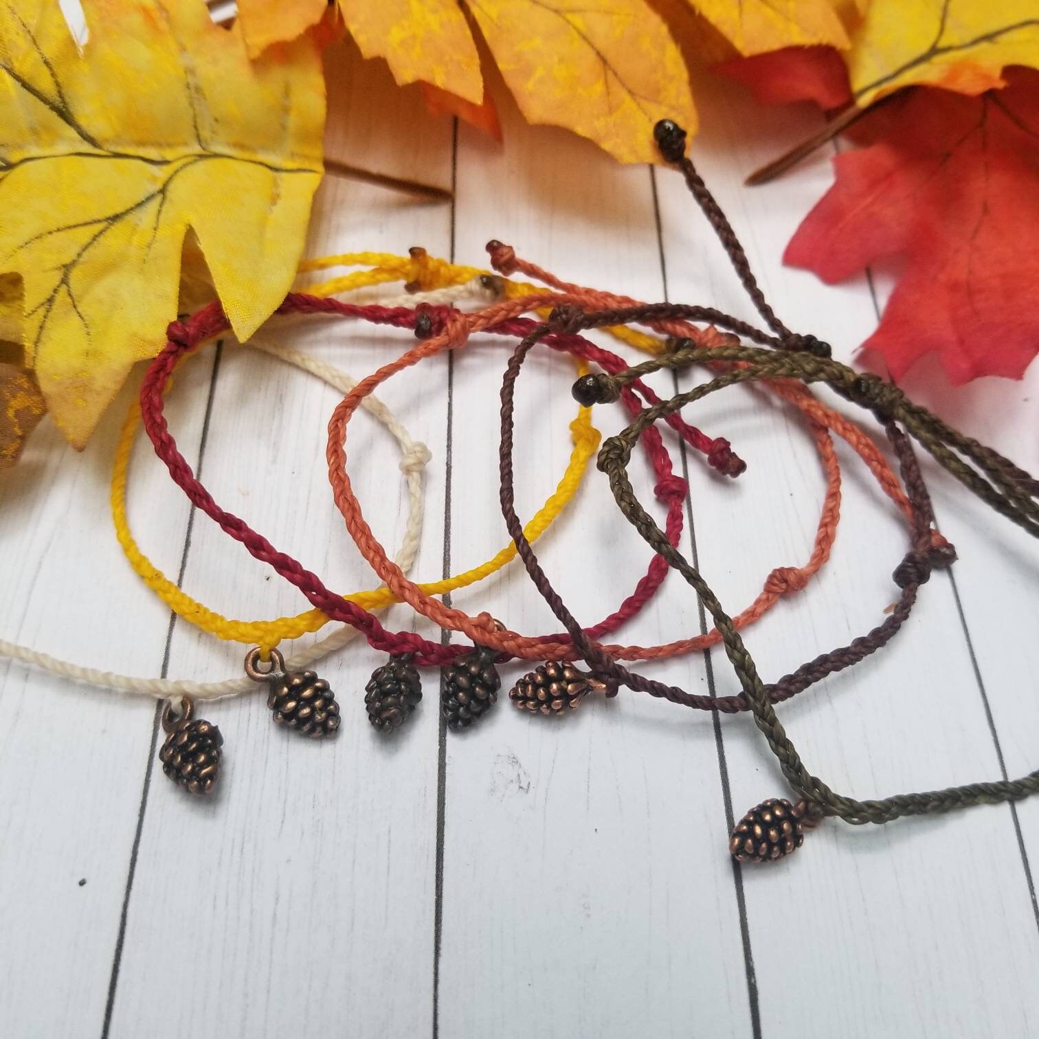Tannenzapfen Charm Armband Tannenzapfen Charm Armband von TheStrandStand