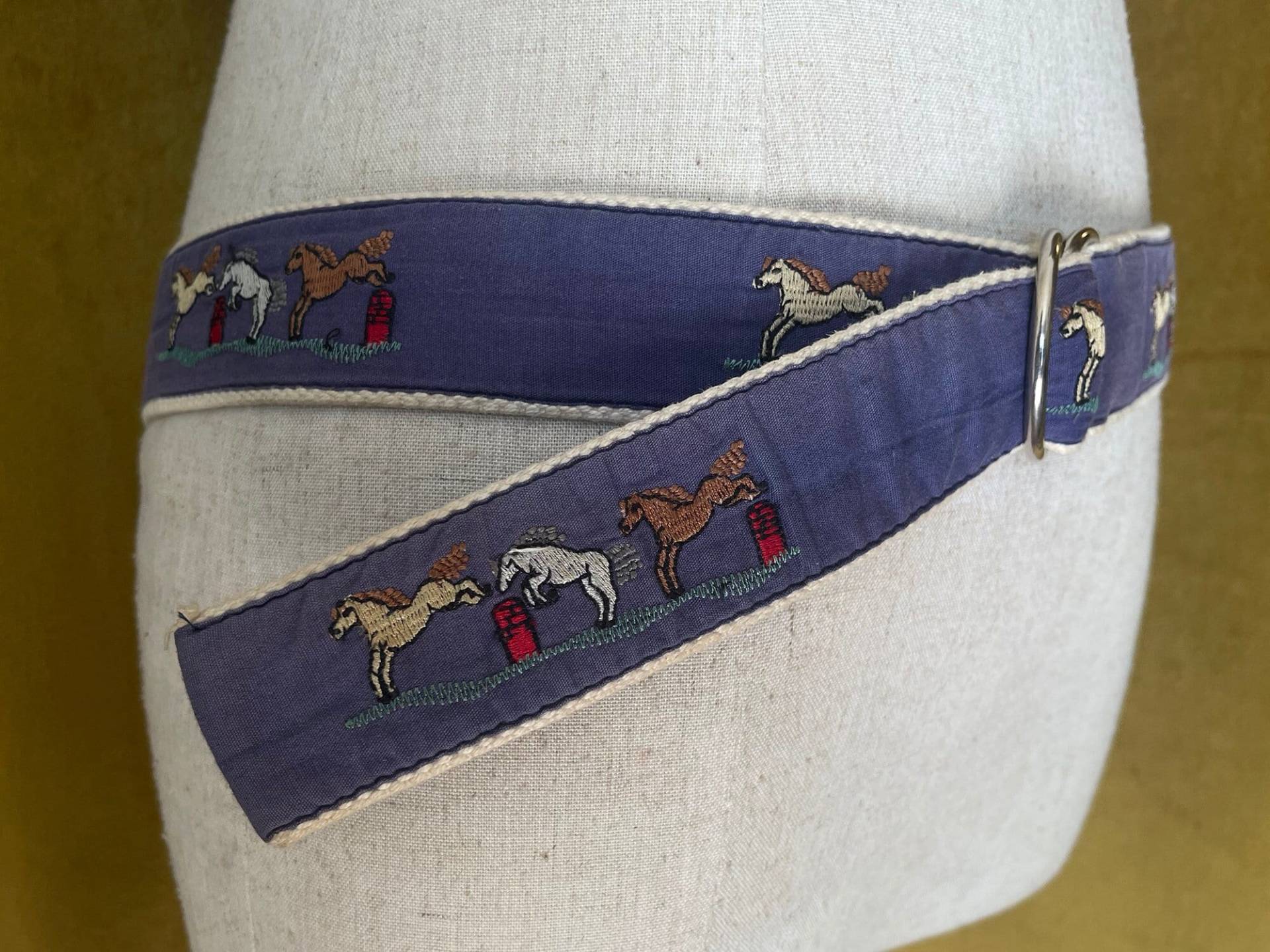 Vintage Pferderennen Pferdesport Bestickter Stoffgürtel von TheStrangeFlavor