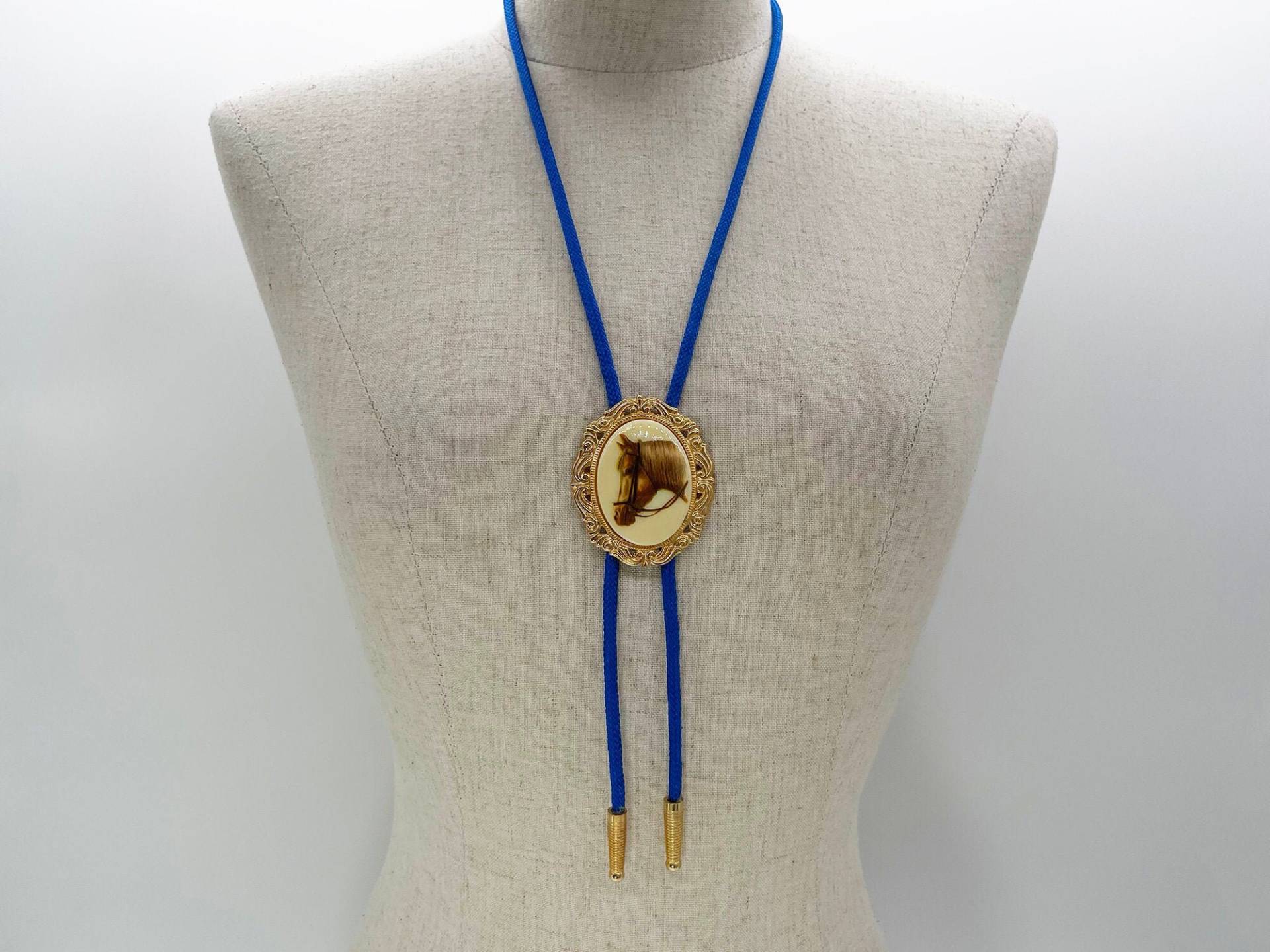 Vintage Bolo-Krawatte in Gold-Blau Mit Westernpferd // Retro Cabochon-Schmuckband von TheStrangeFlavor