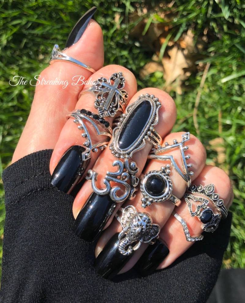 Das Gothic Boho 12 Teilige Stapelring Set Mit Kreuz Ring Das Gothic Boho 12 Teilige Stapelring Set Mit Kreuz Ring von TheStreakingBoho